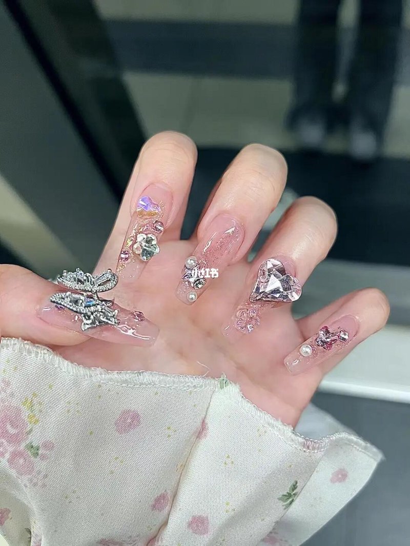 美甲美睫:打造专属魅力的时尚密码